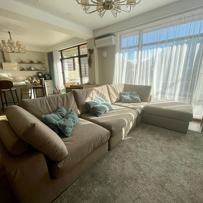 Мягкий диван с объемными подушками: отзыв о комфорте. Фото семейного отдыха. 5/5.